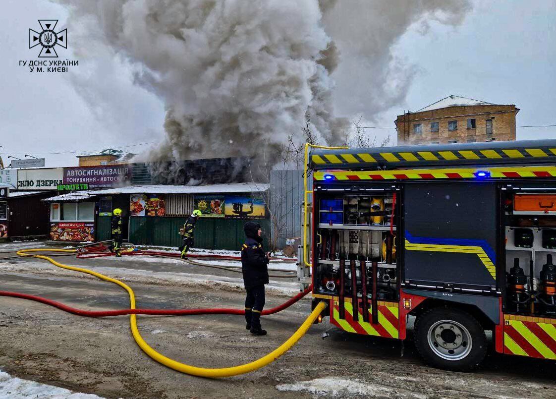 У Києві на Воскресенці сталась пожежа в магазині: дим бачили у кількох районах столиці. Фото і відео