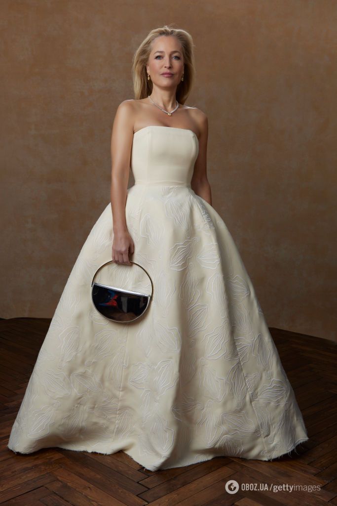 Звезда "Полового воспитания" Джиллиан Андерсон надела на "Золотой глобус-2024" платье с вышитыми вагинами