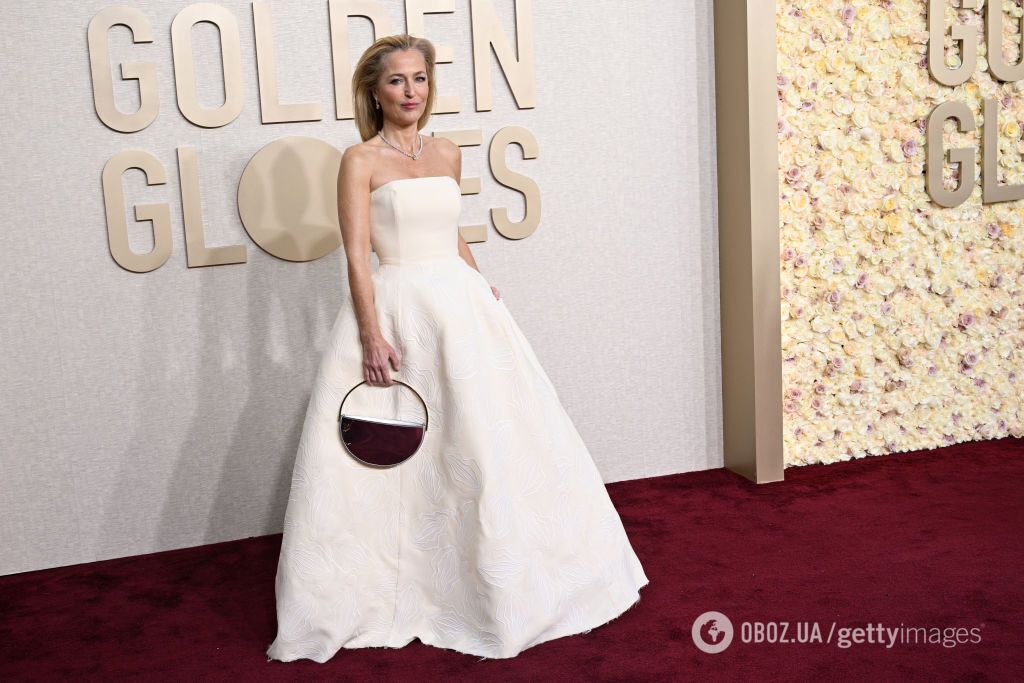 Звезда "Полового воспитания" Джиллиан Андерсон надела на "Золотой глобус-2024" платье с вышитыми вагинами