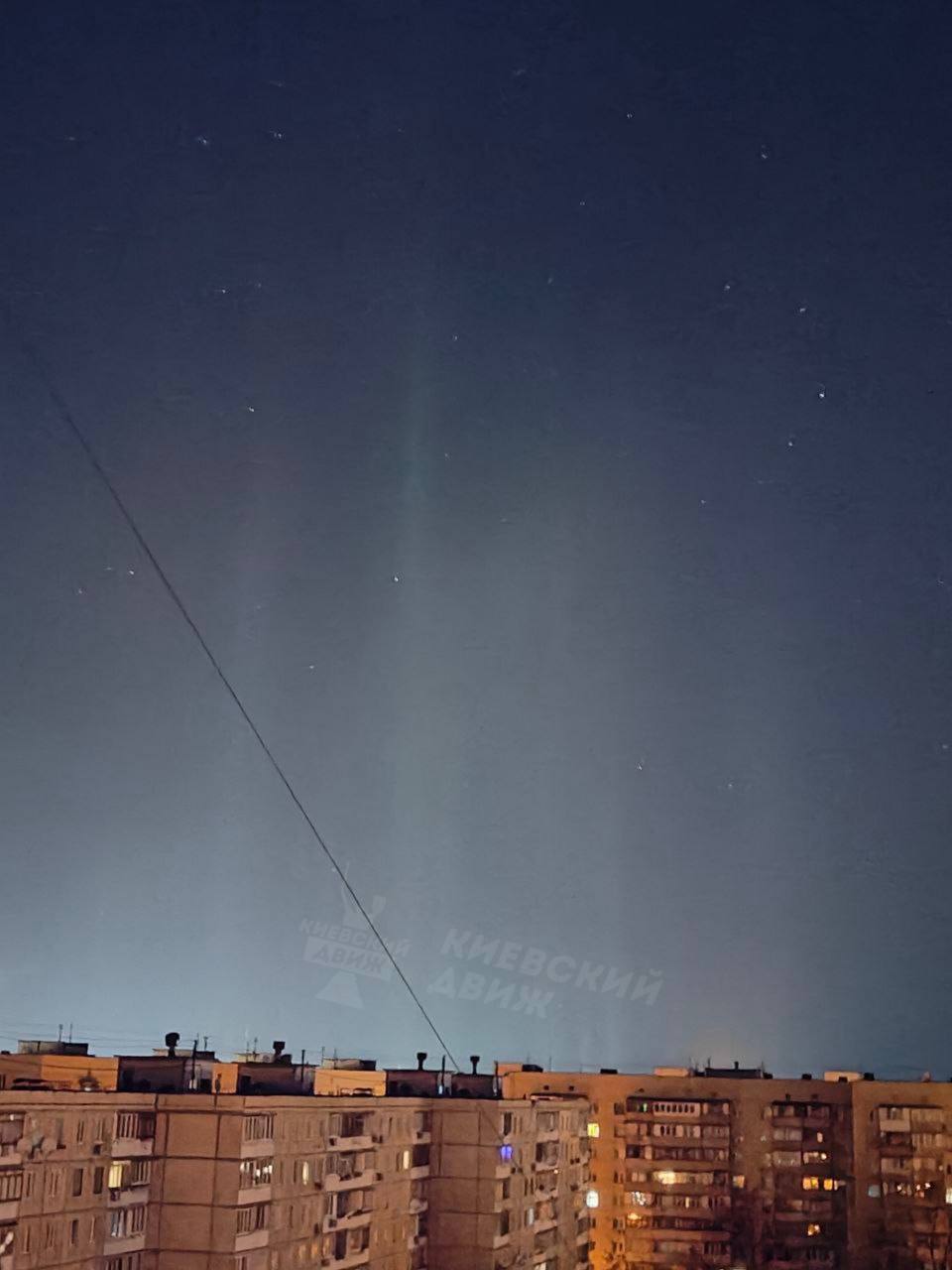 В небе над Киевом заметили загадочные световые столбы: что это за явление? Фото