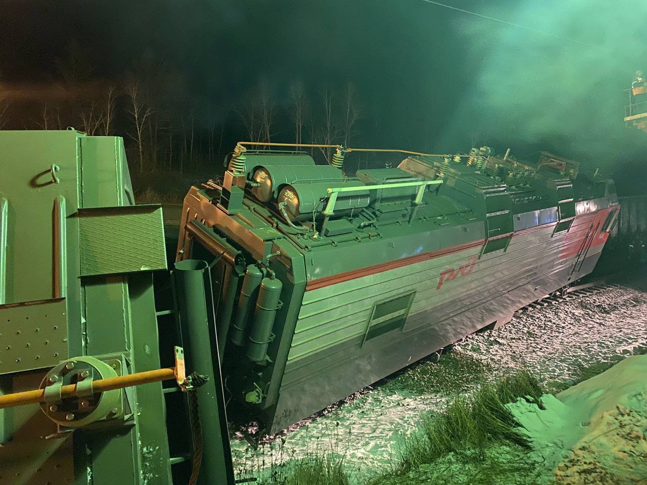 В России произошло ЧП на железной дороге, 14 грузовых вагонов сошли с рельсов: появились подробности. Фото