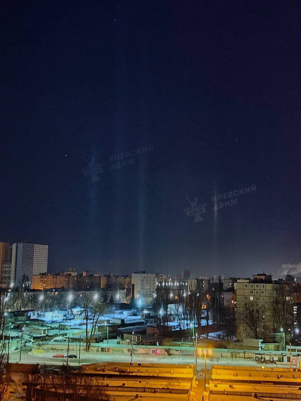 В небе над Киевом заметили загадочные световые столбы: что это за явление? Фото