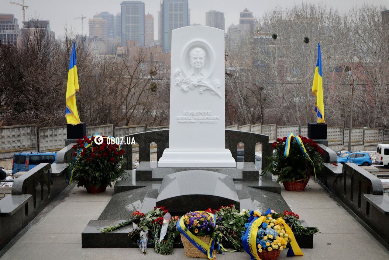 Пам’ятник з білого мармуру: в Києві на Байковому цвинтарі відкрили меморіал Леоніду Кравчуку. Фото і відео 
