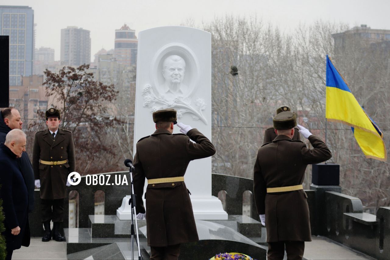 Памятник из белого мрамора: в Киеве на Байковом кладбище открыли мемориал Леониду Кравчуку. Фото и видео