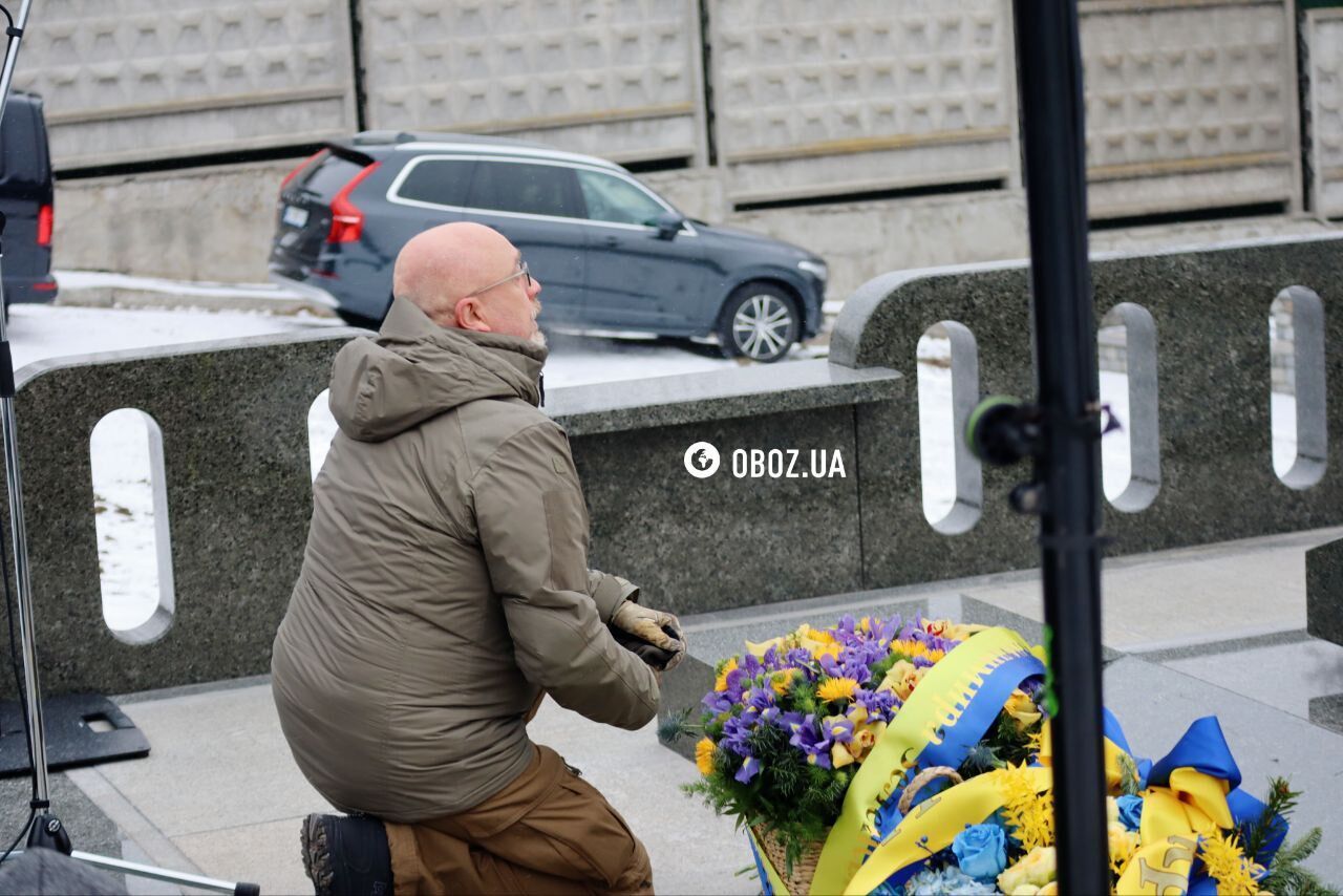 Пам’ятник з білого мармуру: в Києві на Байковому цвинтарі відкрили меморіал Леоніду Кравчуку. Фото і відео 