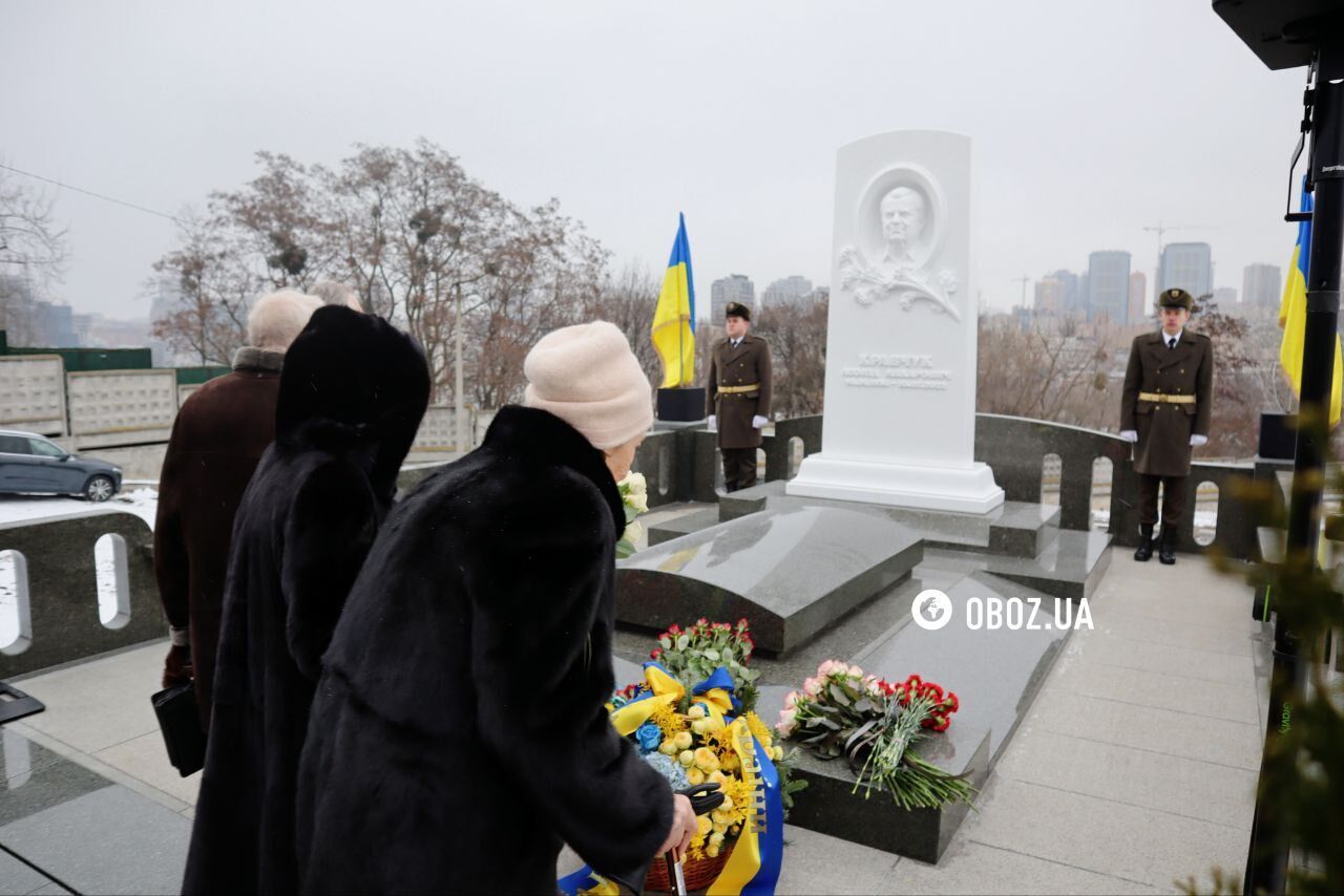 Памятник из белого мрамора: в Киеве на Байковом кладбище открыли мемориал Леониду Кравчуку. Фото и видео