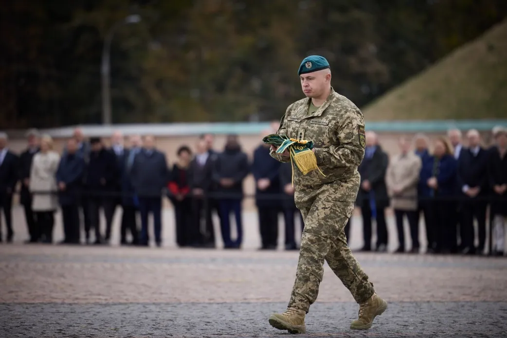 "Жизнь победит": Зеленский отметил подвиг защитников Украины в войне и вручил награды. Видео