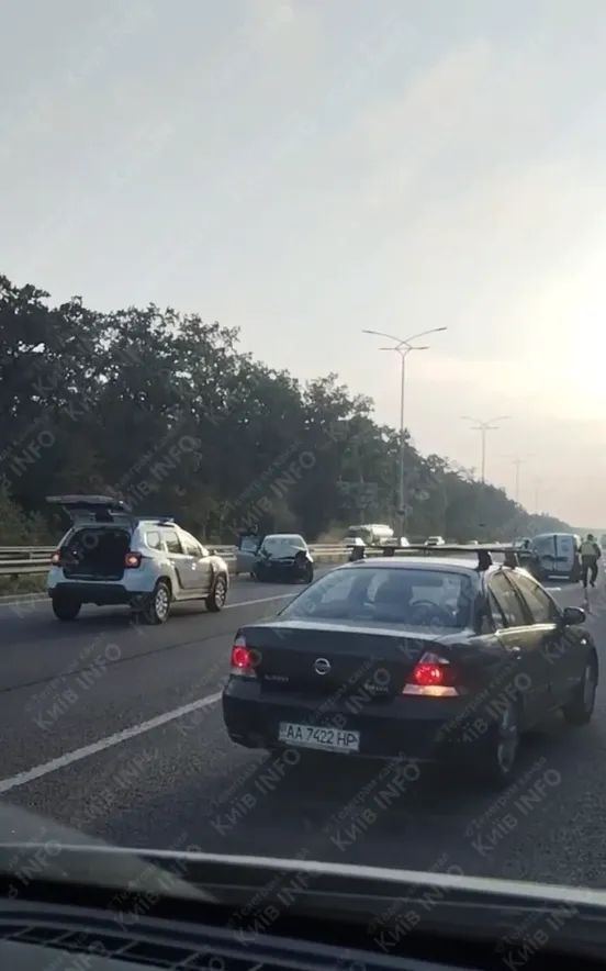 В Киеве на Бориспольском шоссе из-за ДТП перекрыто движение на трех полосах. Подробности, фото и видео