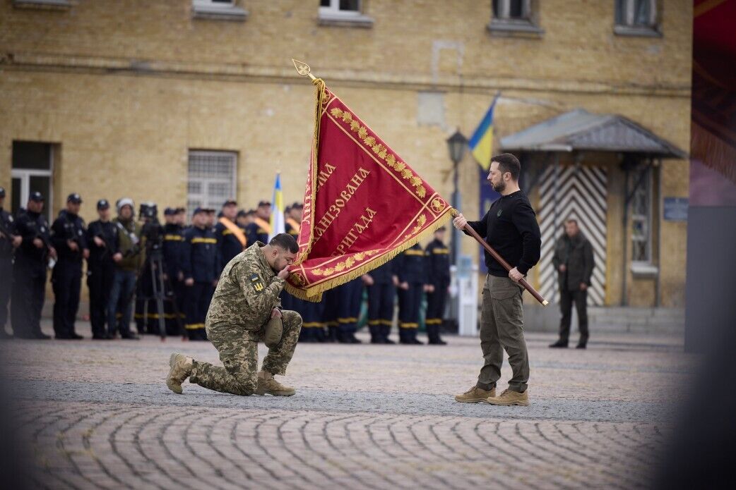 "Жизнь победит": Зеленский отметил подвиг защитников Украины в войне и вручил награды. Видео