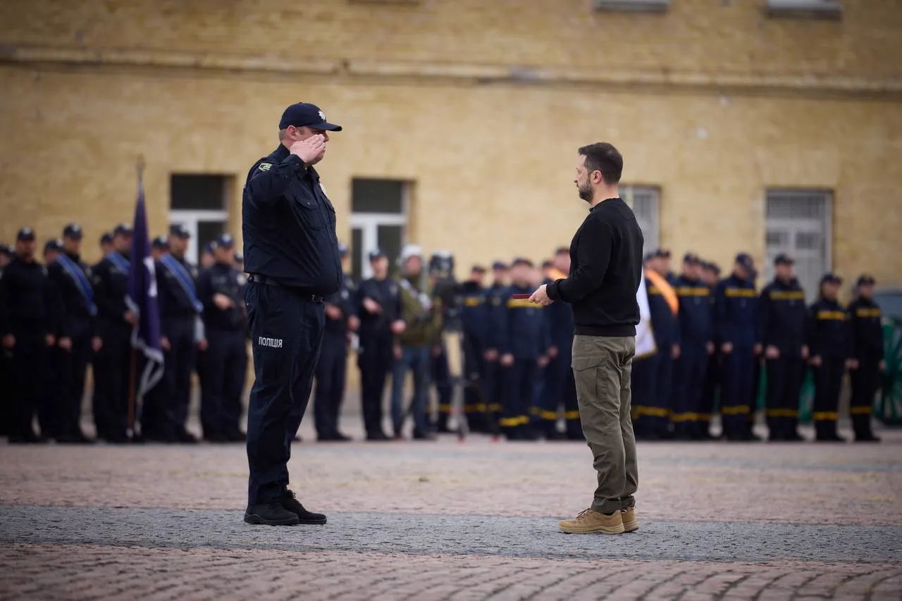 "Життя переможе": Зеленський відзначив подвиг захисників України у війні та вручив нагороди. Відео