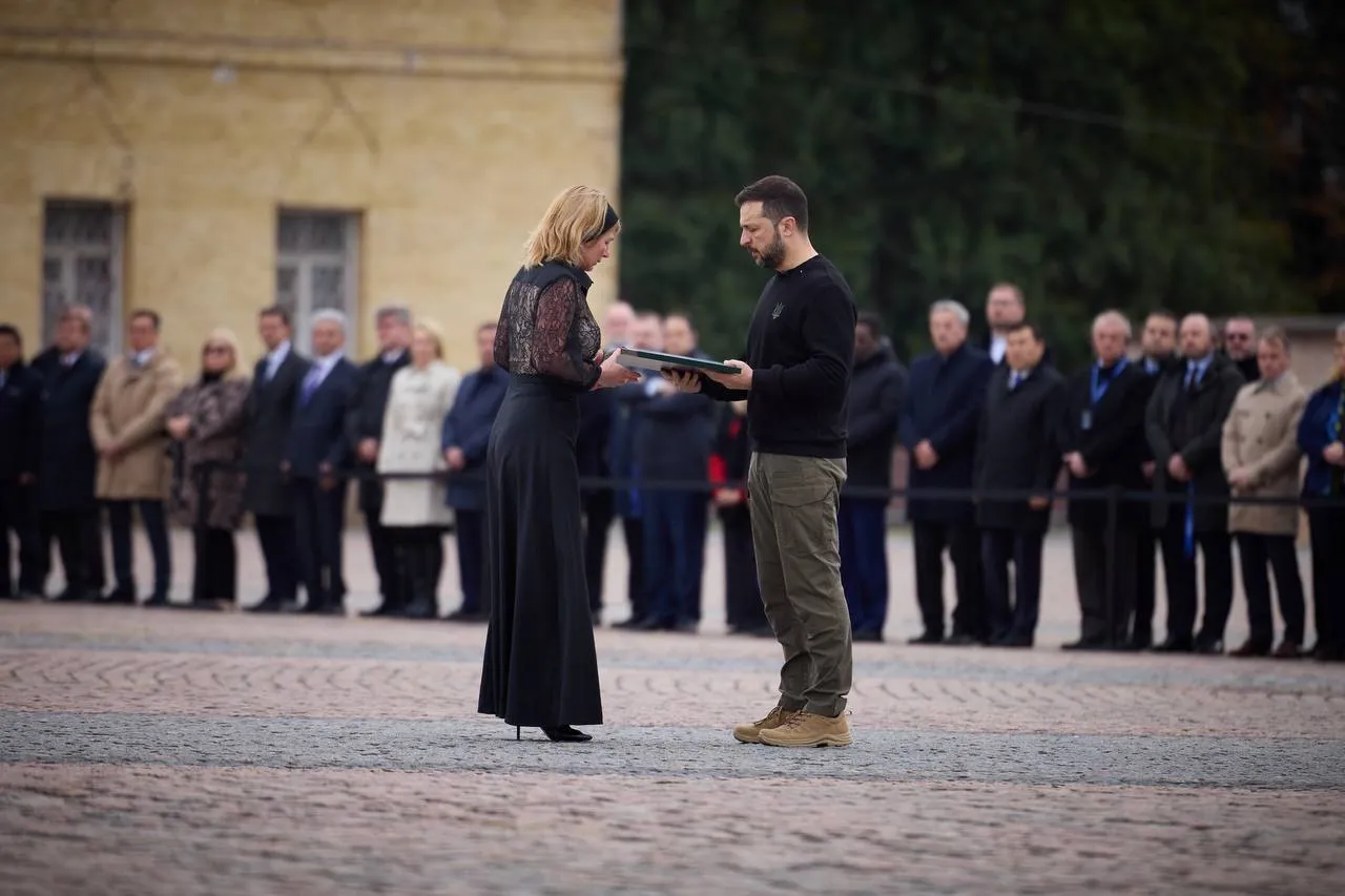 "Життя переможе": Зеленський відзначив подвиг захисників України у війні та вручив нагороди. Відео