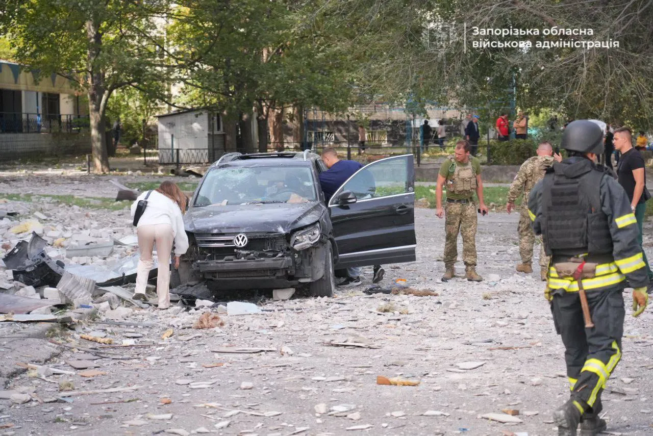 Окупанти завдали ударів по Запоріжжю, завершено розбір завалів: загинув чоловік,  десятки людей постраждали. Фото і відео