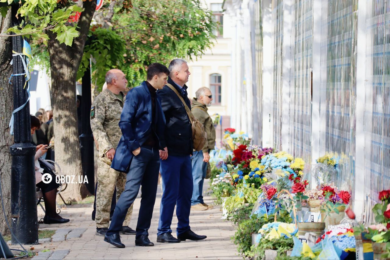 Лампадки та багато квітів: українці вшановують Героїв біля стіни пам'яті на Михайлівській площі Києва. Фото і відео