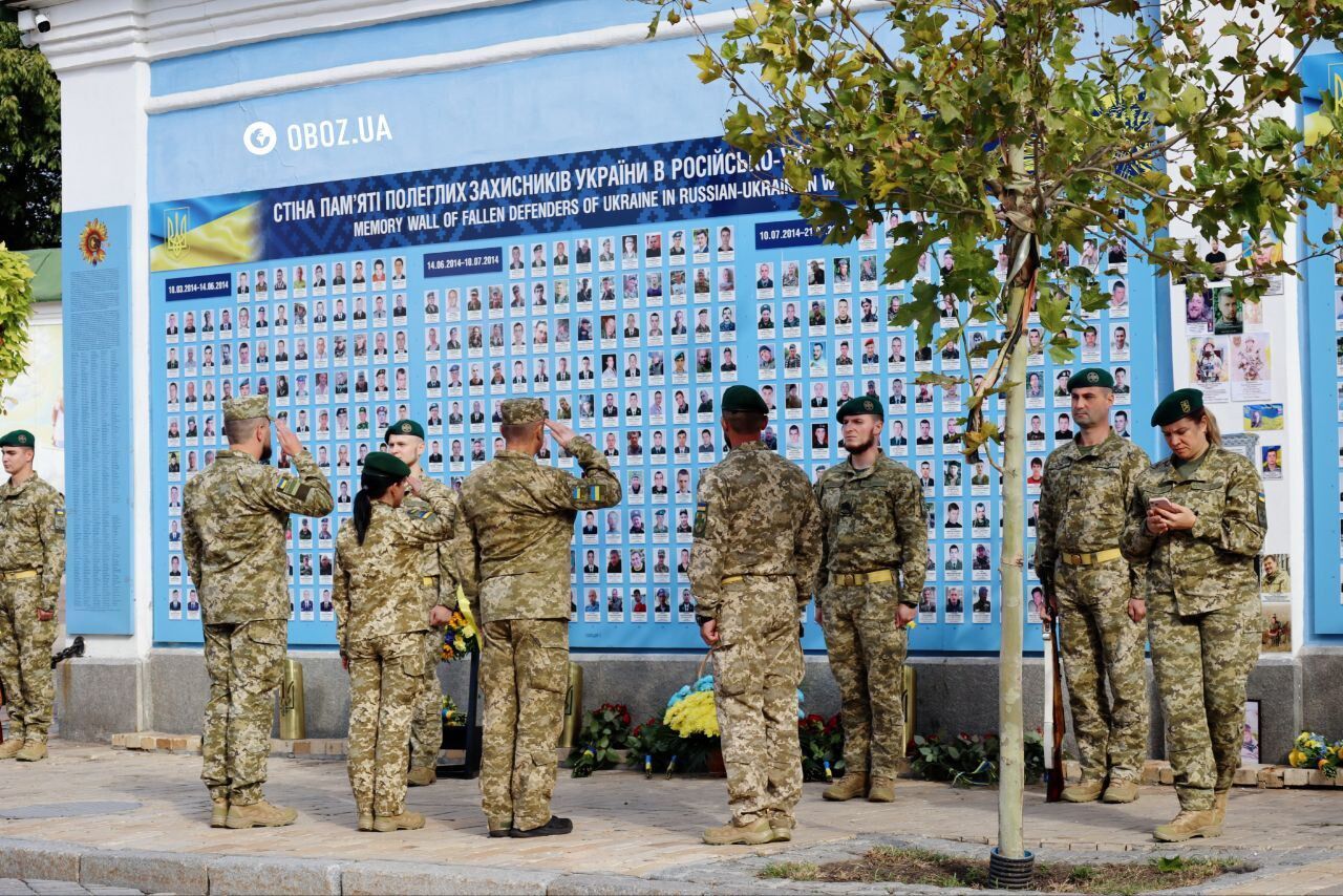 Лампадки та багато квітів: українці вшановують Героїв біля стіни пам'яті на Михайлівській площі Києва. Фото і відео