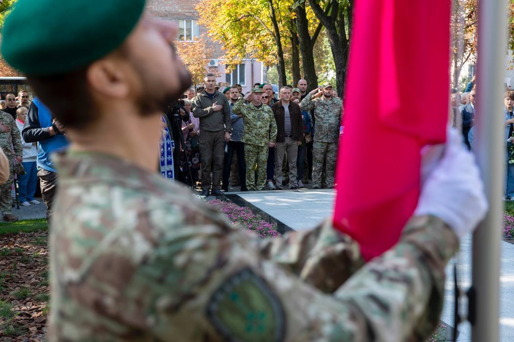 "Мы не сдадимся, как бы сложно ни было": Кличко и глава ГПСУ открыли в Киеве скульптуру, посвященную погибшим пограничникам. Фото