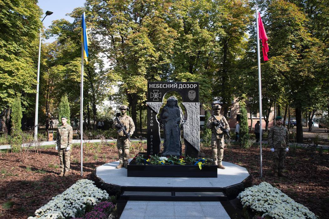 "Ми не здамося, хоч би як складно було": Кличко і глава ДПСУ відкрили в Києві скульптуру, присвячену загиблим прикордонникам. Фото