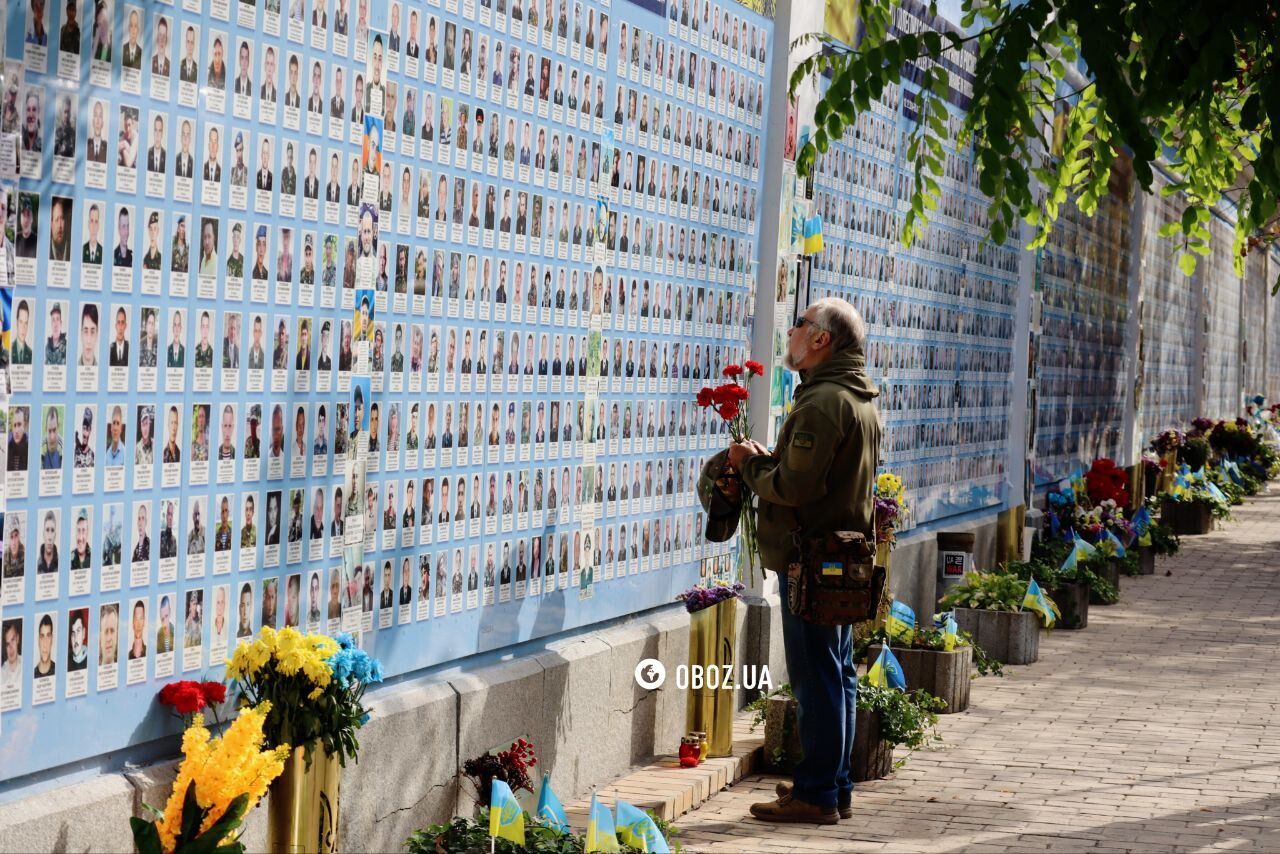 Лампадки та багато квітів: українці вшановують Героїв біля стіни пам'яті на Михайлівській площі Києва. Фото і відео