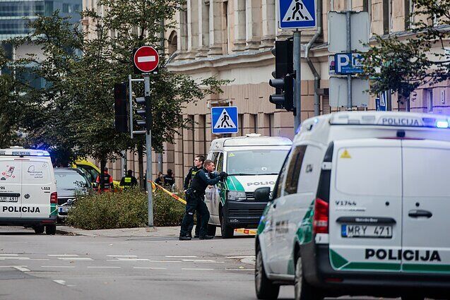 Не смирился с принудительным выселением из квартиры: в Вильнюсе мужчина застрелил адвоката и ранил двоих полицейских. Фото