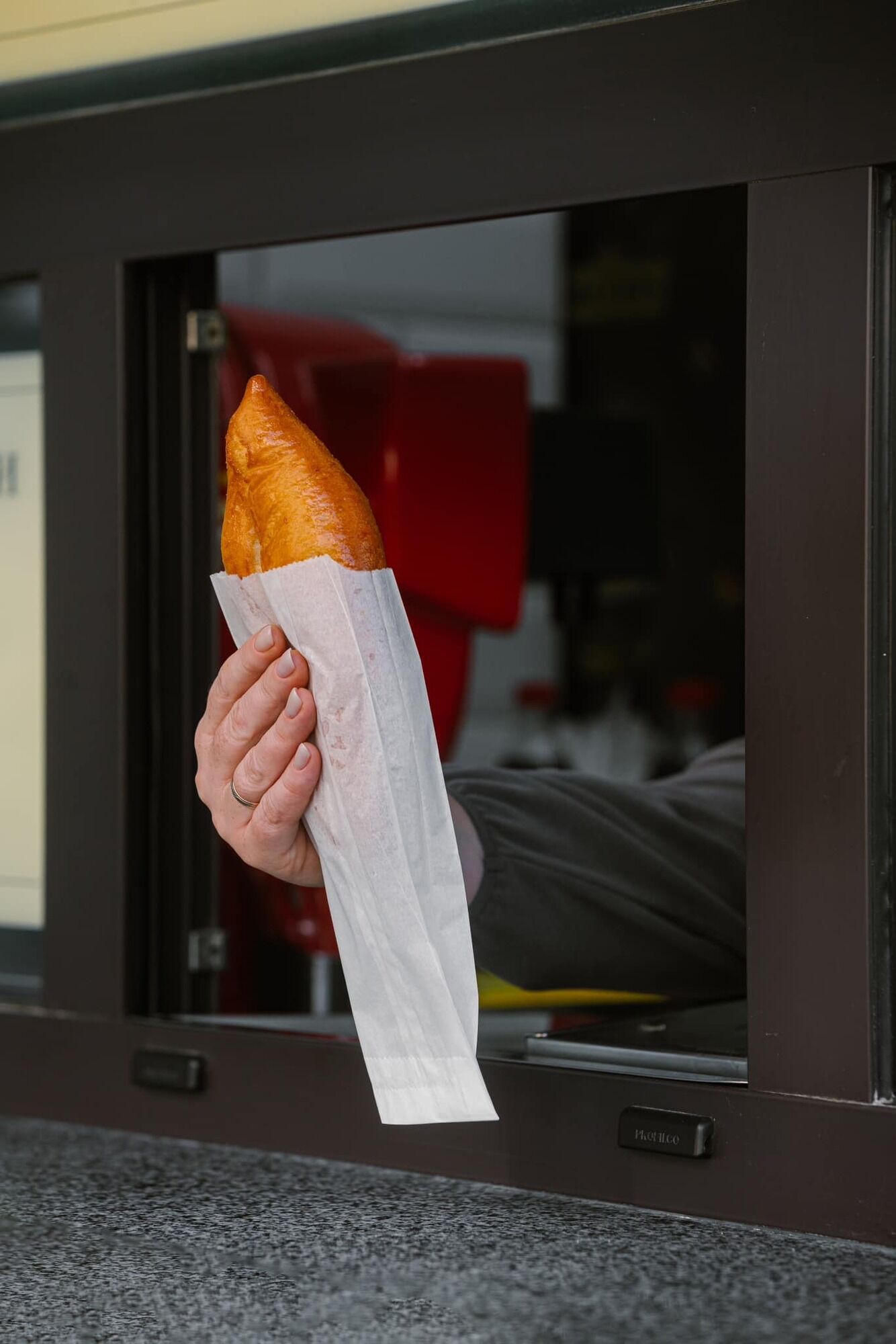 У центрі Києва з'явилась унікальна мініскульптурка, присвячена культовому смаколику столиці. Фото