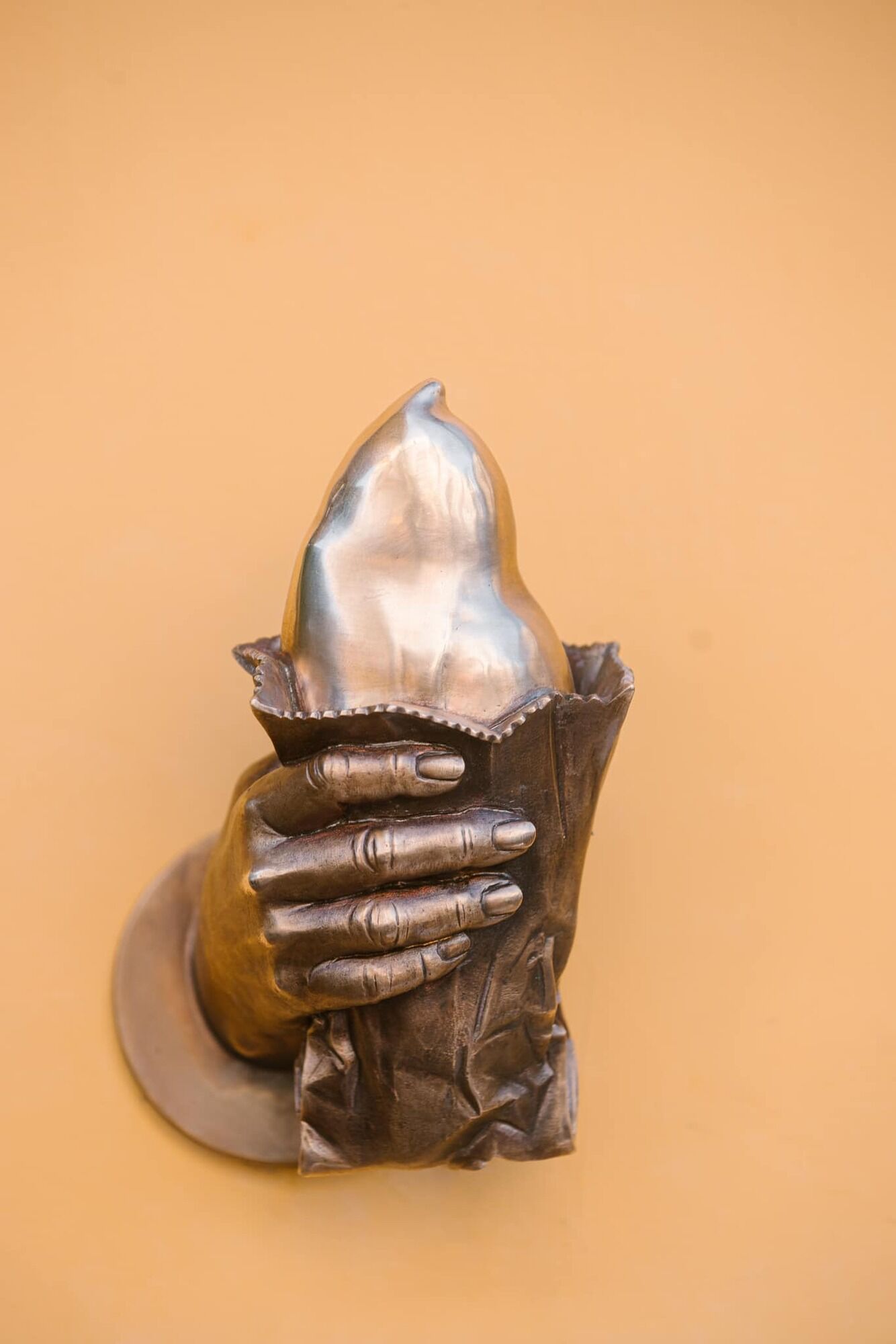 У центрі Києва з'явилась унікальна мініскульптурка, присвячена культовому смаколику столиці. Фото