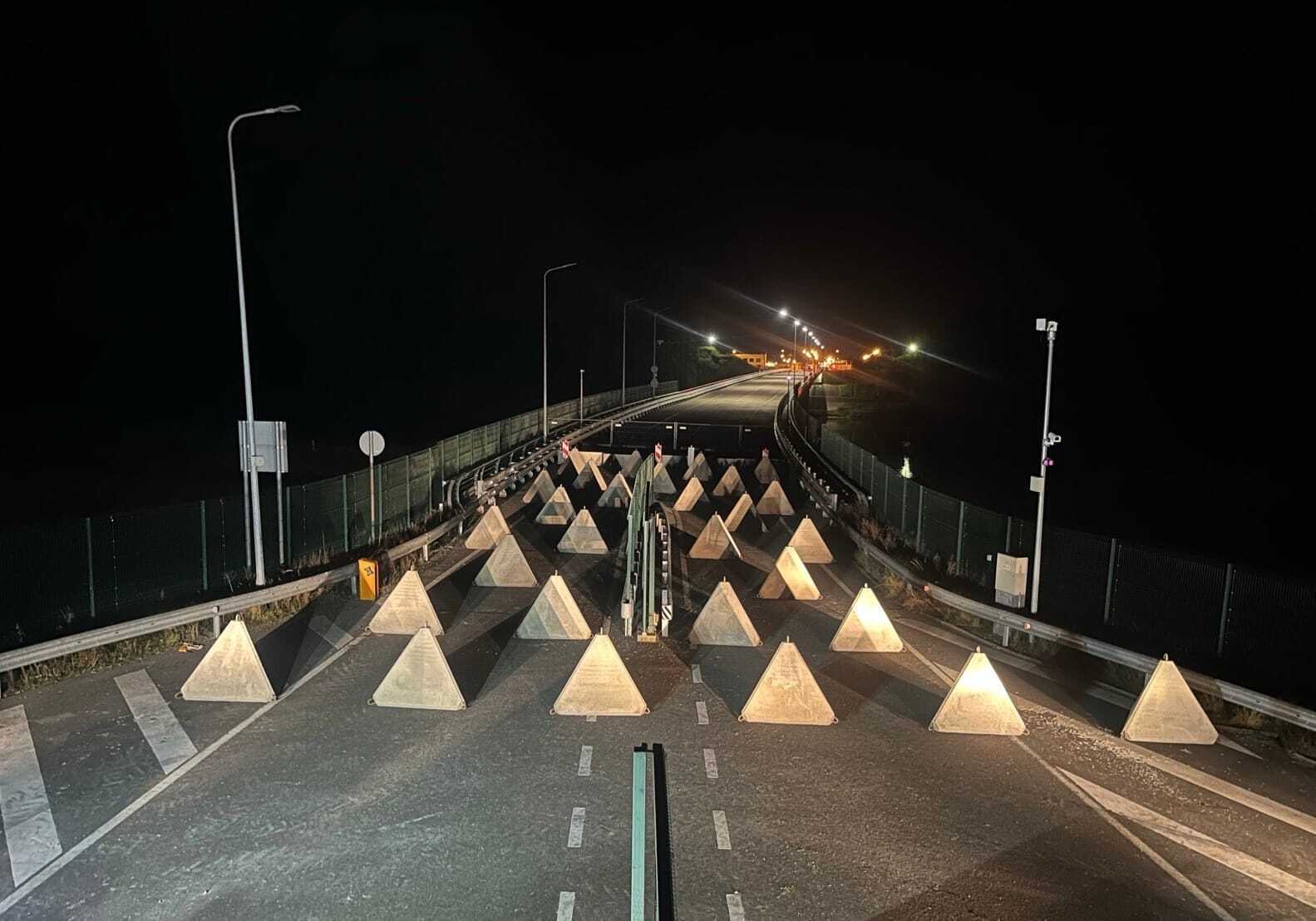 Протитанкові загородження на мосту через Неман.