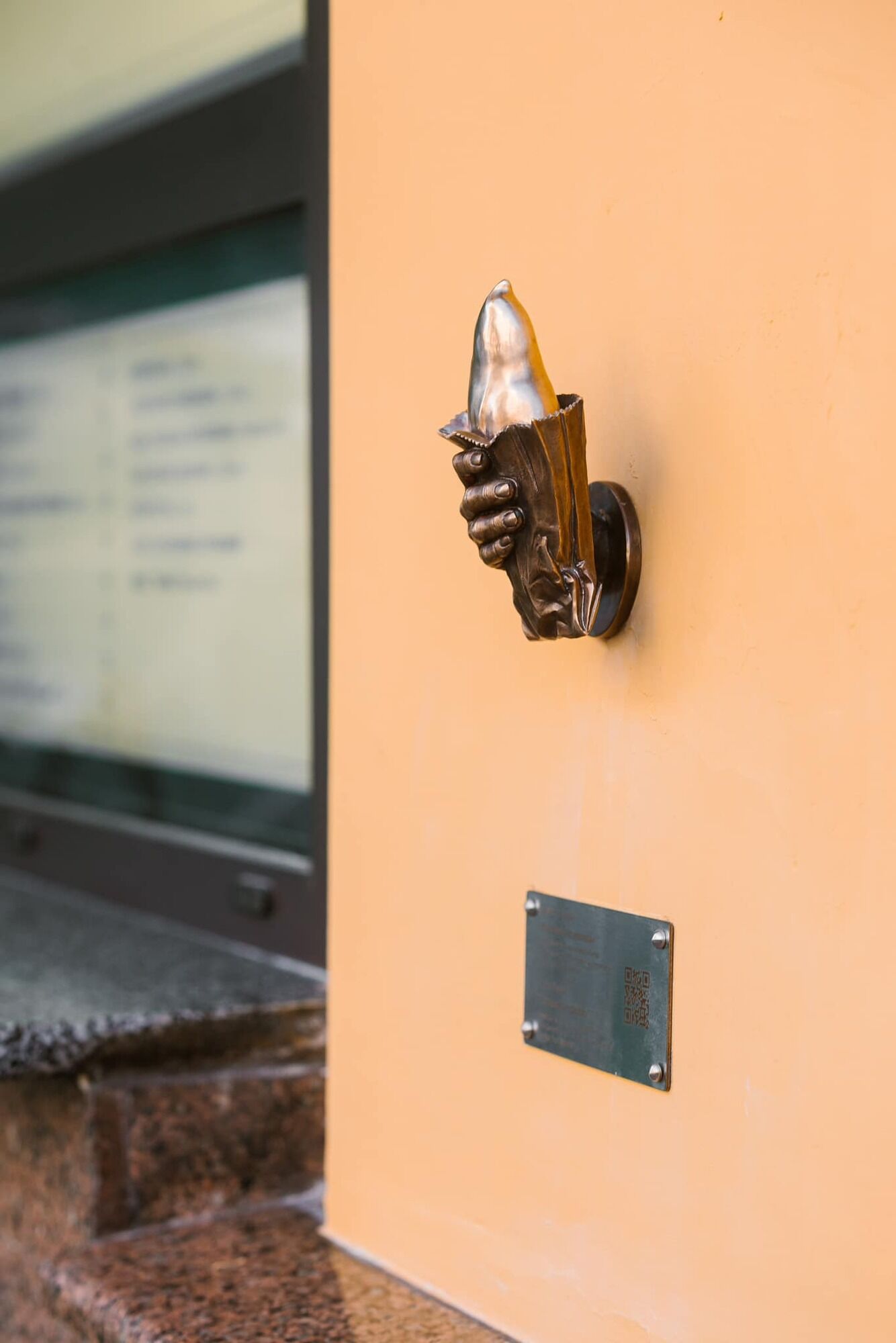 У центрі Києва з'явилась унікальна мініскульптурка, присвячена культовому смаколику столиці. Фото