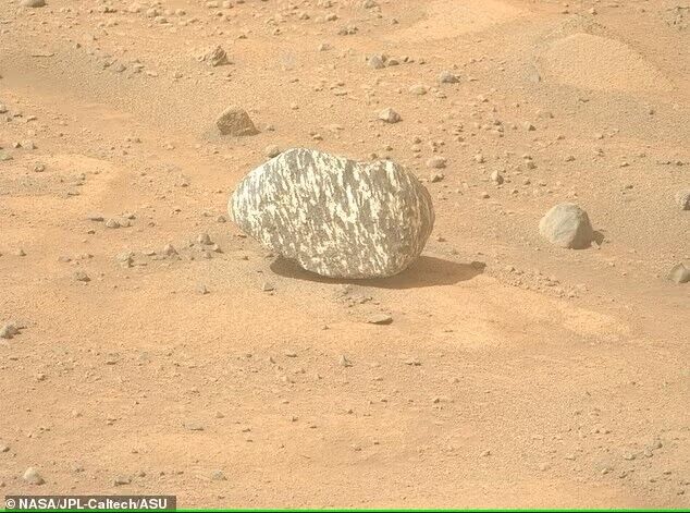 На Марсе нашли камень с "лицом человека". Фото