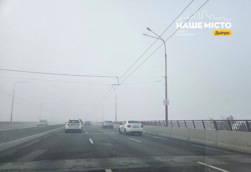 В Украине ряд регионов накрыл густой туман, водителей предупредили об опасности. Фото и видео
