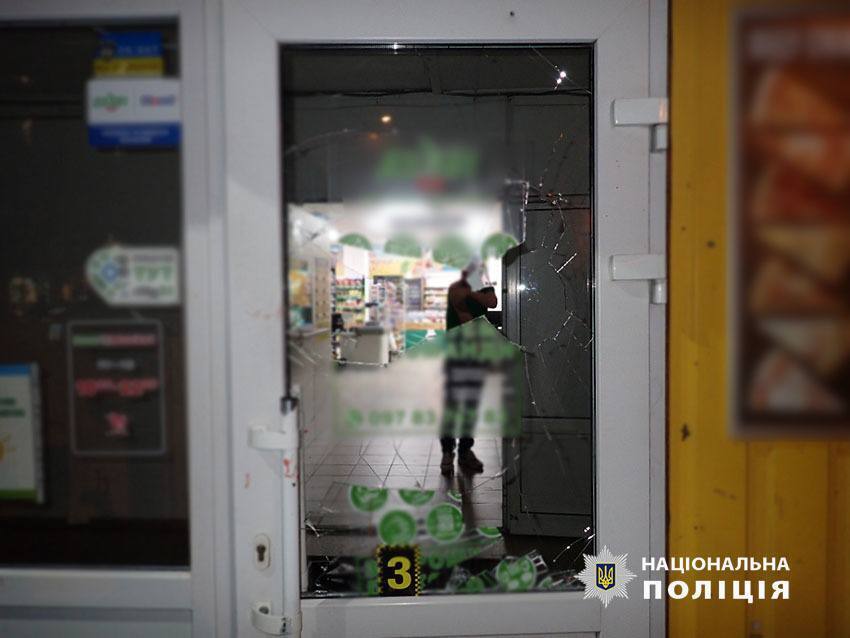 Пограбував аптеку та влаштував погром у магазині: у Києві затримали рецидивіста. Фото