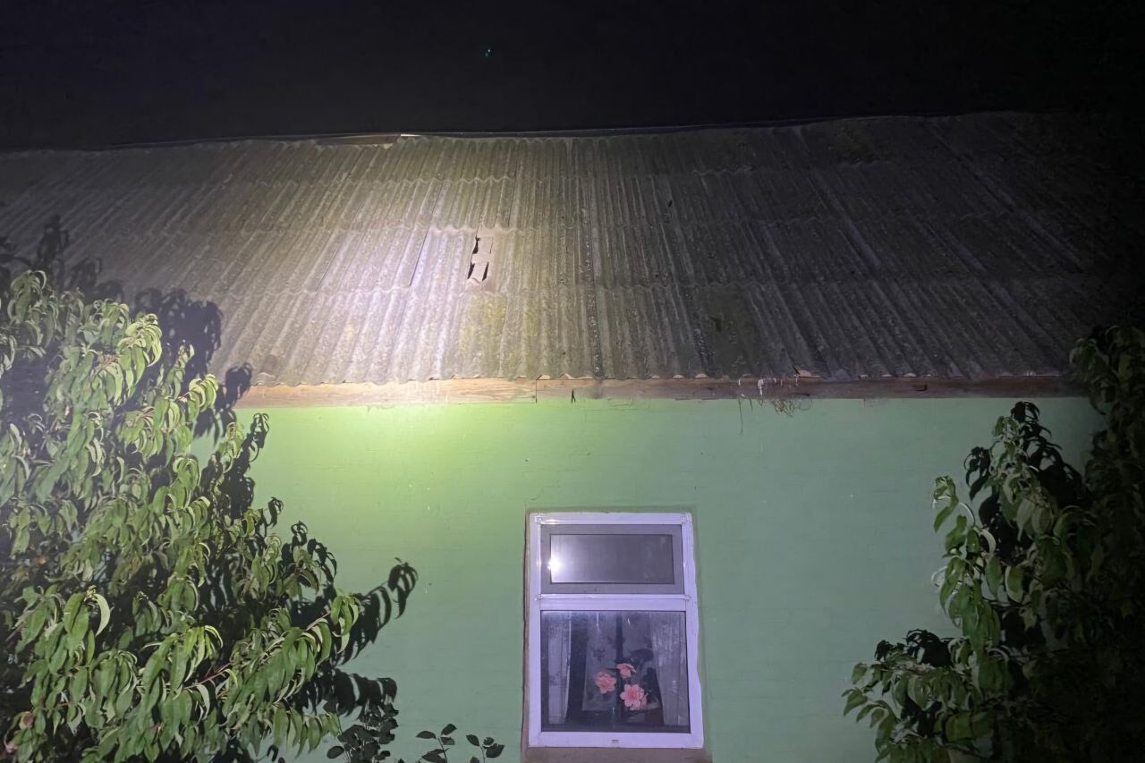 Окупанти атакували Дніпропетровщину, на території агрофірми сталася пожежа: пошкоджено транспорт, є постраждалий
