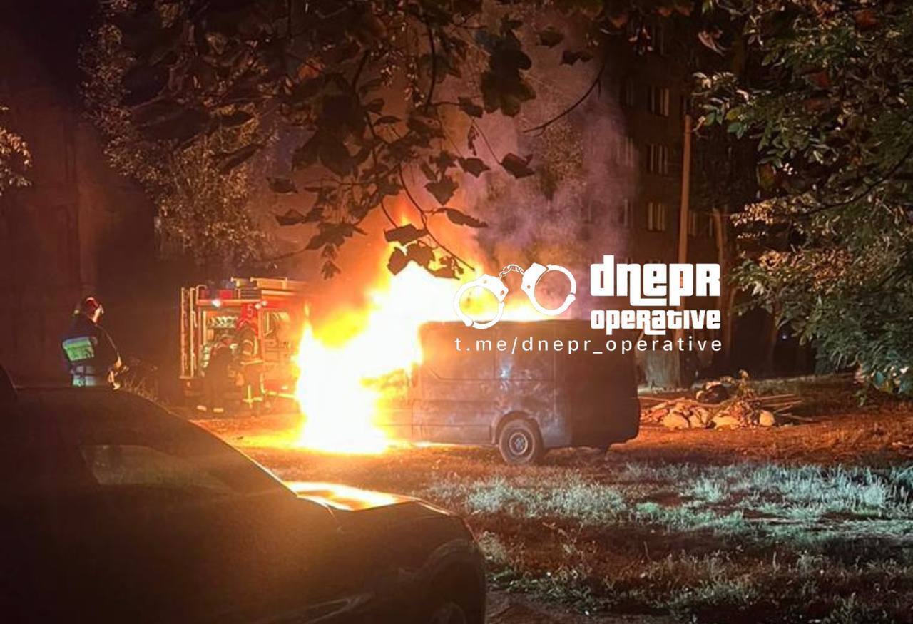 В Днепре сожгли бус, приобретенный для украинских военных: сеть возмущена инцидентом. Фото и видео