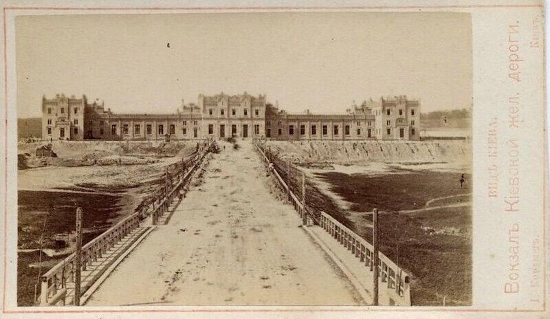 Як лицарський замок: яким був перший залізничний вокзал Києва понад 130 років тому. Фото