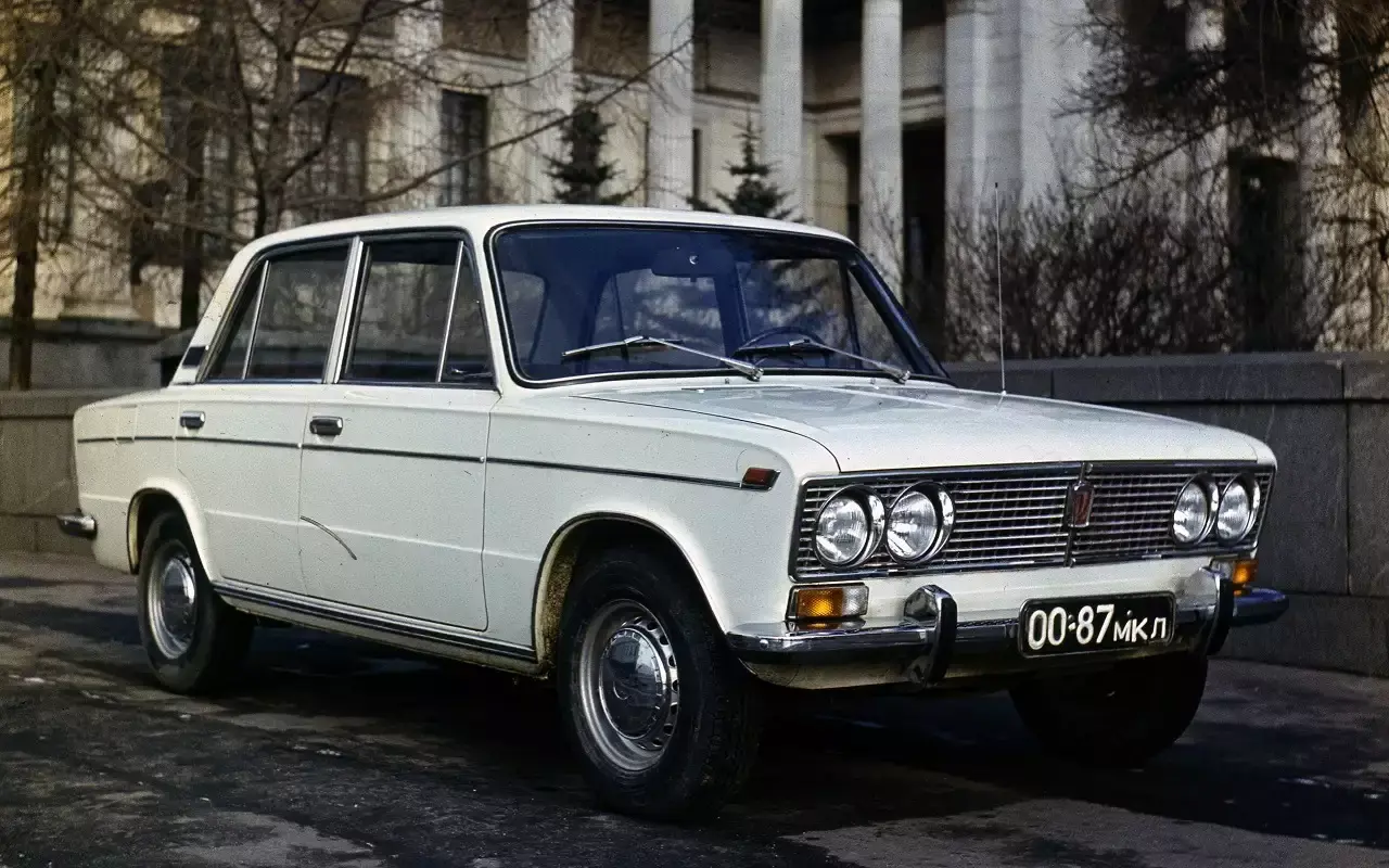 Які кольори авто були престижними в СРСР, а з яких сміялися