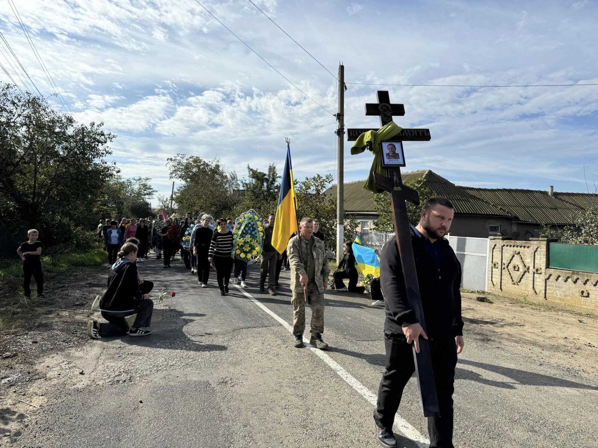 Пішов на фронт добровольцем: на Одещині попрощалися з командиром стрілецького відділення, який загинув на Донеччині. Фото