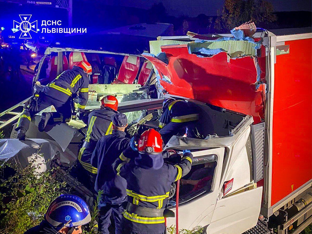 На Львовщине произошло масштабное ДТП с участием автобуса Варшава – Одесса: три человека погибли, более 30 травмированы. Фото и видео