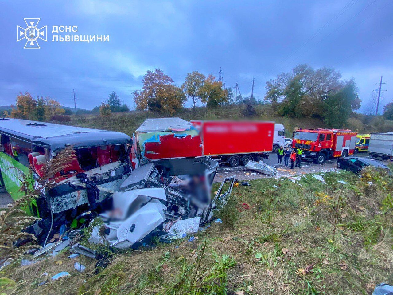 На Львівщині трапилася масштабна ДТП за участі автобуса Варшава – Одеса: троє людей загинули, більше 30 травмовано. Фото і відео