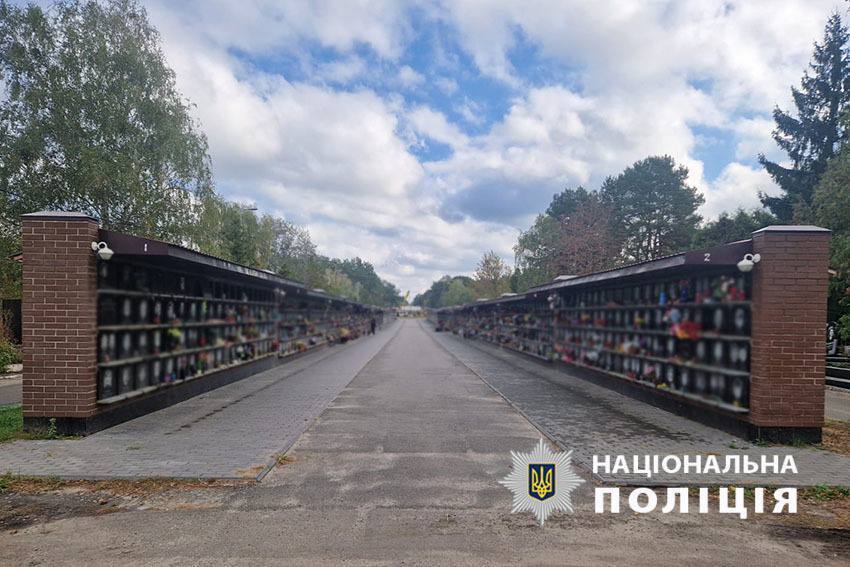 "Заробили" 900 тис. грн на будівництві колумбарію: підозрюють двох експрацівників Лісового кладовища у Києві. Фото