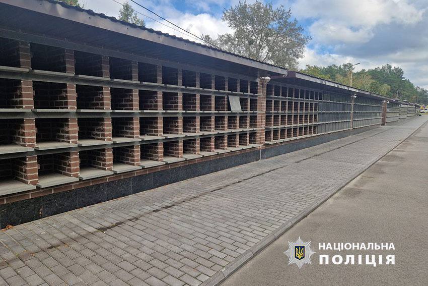 "Заробили" 900 тис. грн на будівництві колумбарію: підозрюють двох експрацівників Лісового кладовища у Києві. Фото