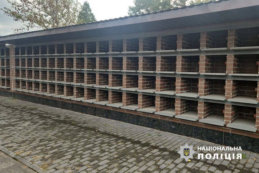 "Заробили" 900 тис. грн на будівництві колумбарію: підозрюють двох експрацівників Лісового кладовища у Києві. Фото