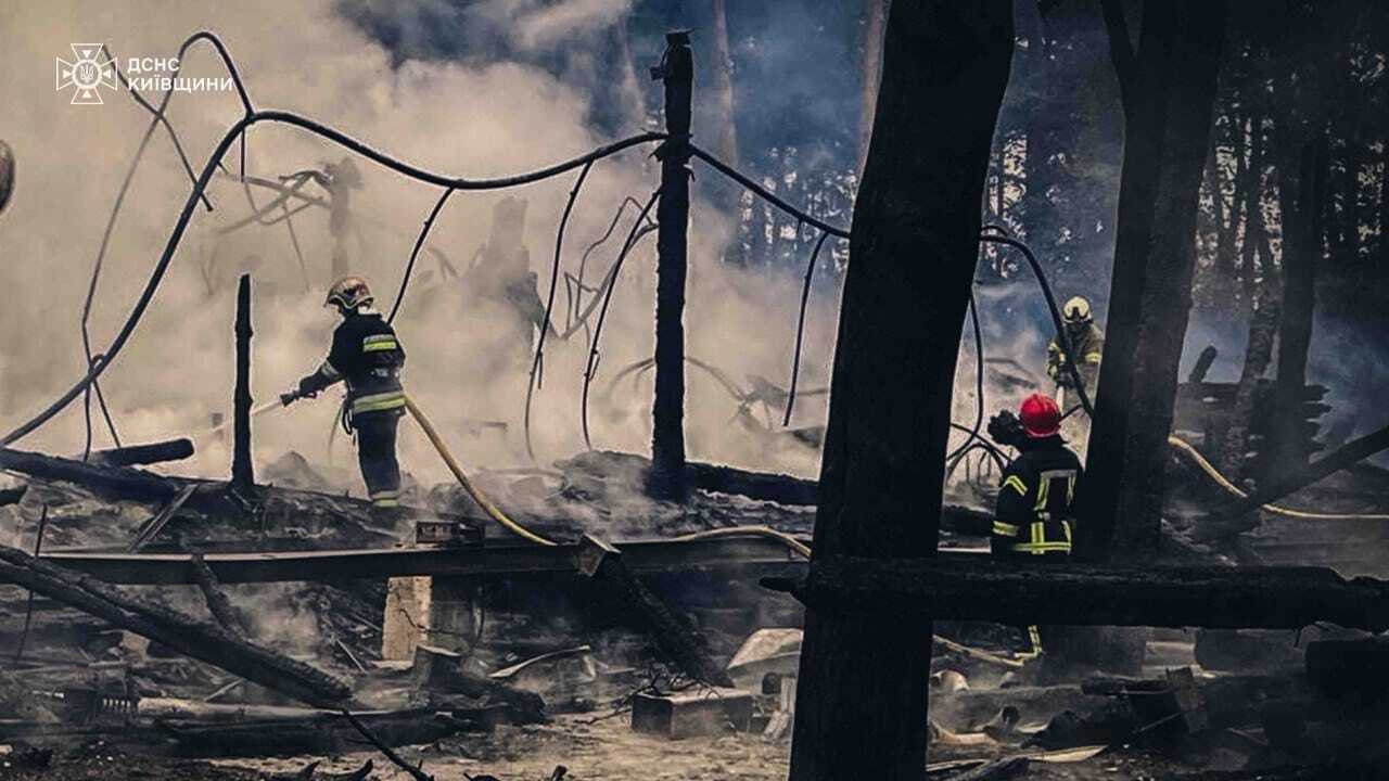 Под Киевом произошел масштабный пожар на территории ресторана. Подробности, фото и видео