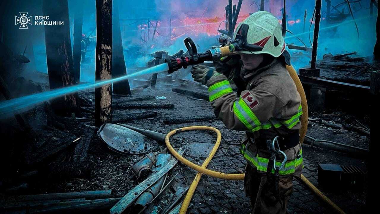 Під Києвом сталась масштабна пожежа на території ресторану. Подробиці, фото та відео