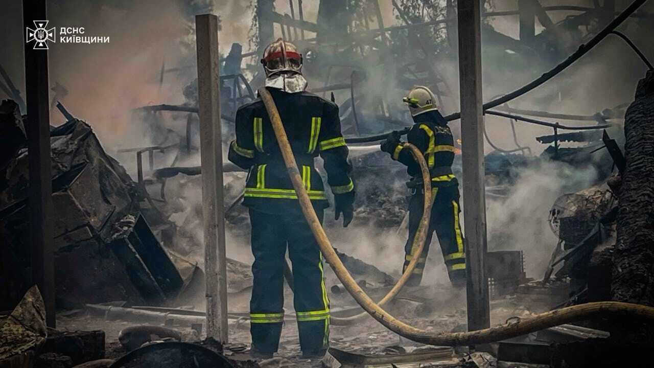 Под Киевом произошел масштабный пожар на территории ресторана. Подробности, фото и видео