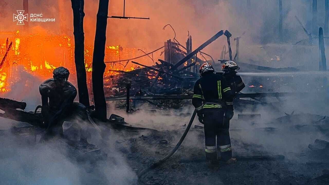 Під Києвом сталась масштабна пожежа на території ресторану. Подробиці, фото та відео