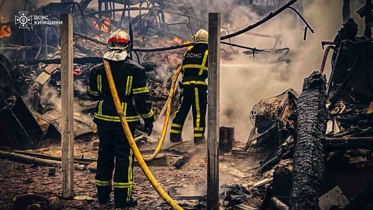 Під Києвом сталась масштабна пожежа на території ресторану. Подробиці, фото та відео