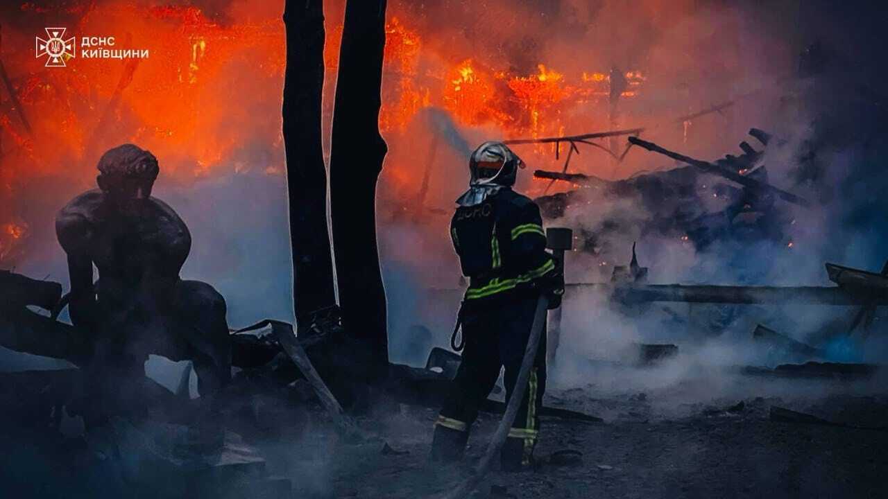 Под Киевом произошел масштабный пожар на территории ресторана. Подробности, фото и видео