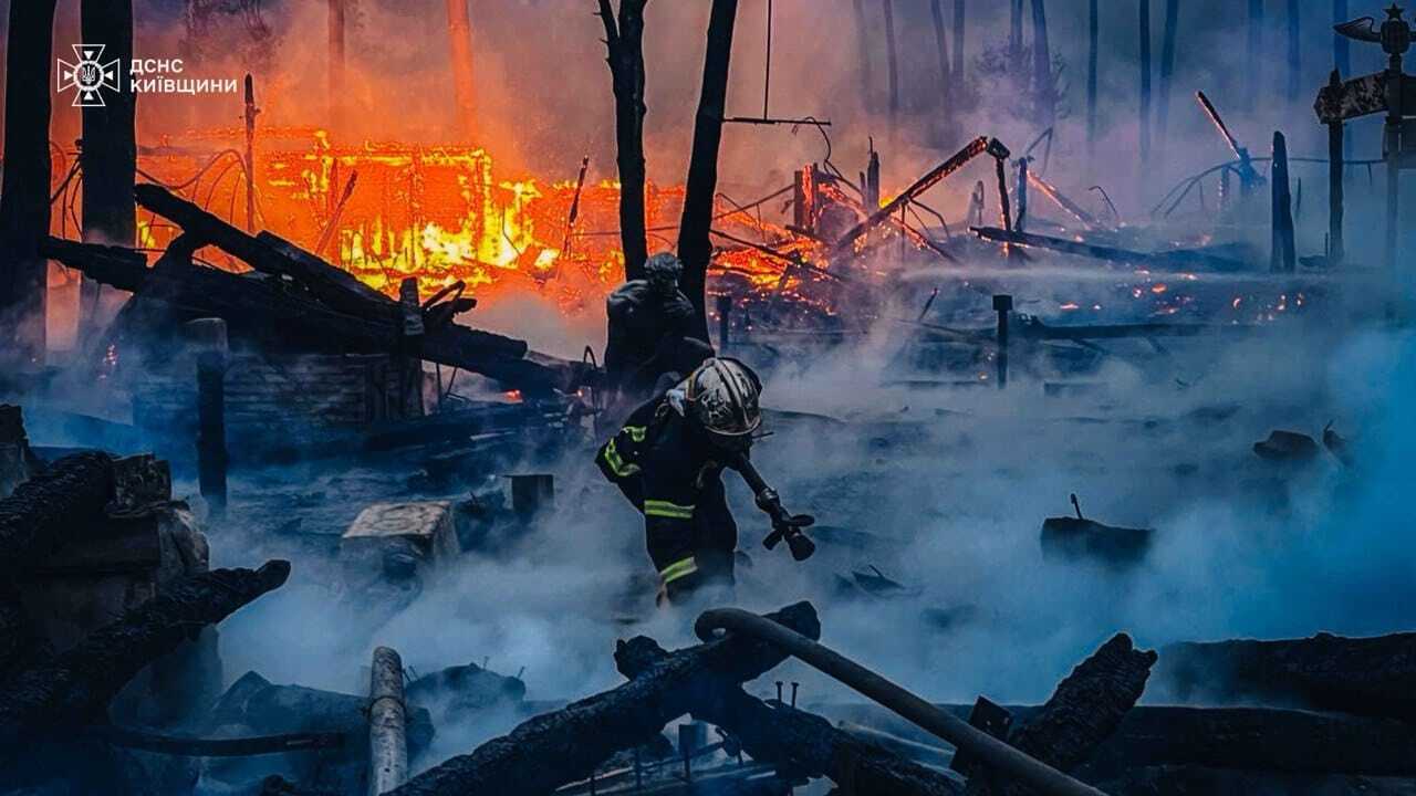 Под Киевом произошел масштабный пожар на территории ресторана. Подробности, фото и видео