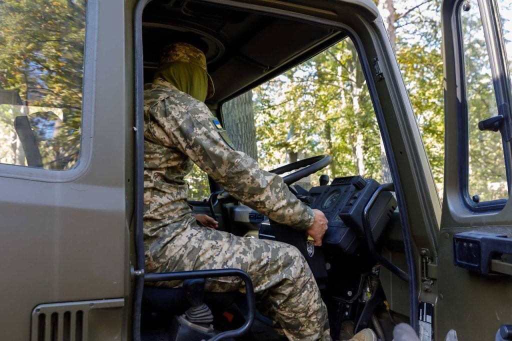 Порошенко передав підрозділу Сил безпілотних систем автотехніку і генератори