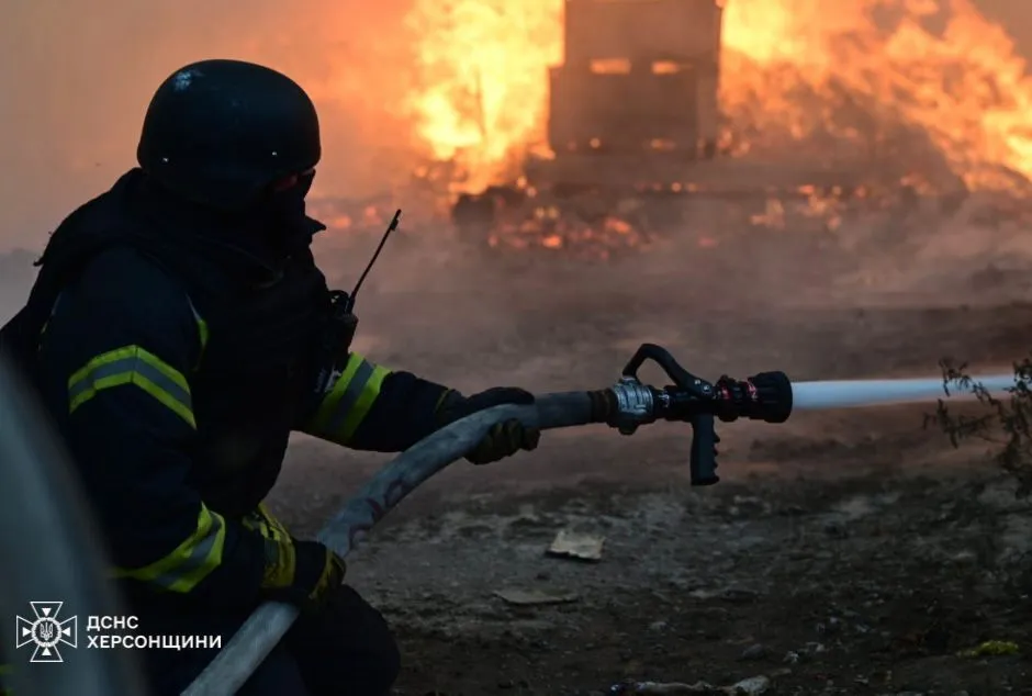 Росіяни вночі обстріляли один із мікрорайонів Херсона: виникла пожежа на складському приміщенні. Фото