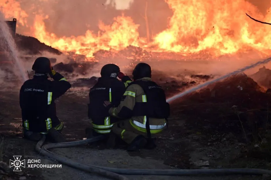 Росіяни вночі обстріляли один із мікрорайонів Херсона: виникла пожежа на складському приміщенні. Фото