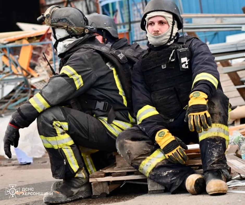 Росіяни вночі обстріляли один із мікрорайонів Херсона: виникла пожежа на складському приміщенні. Фото